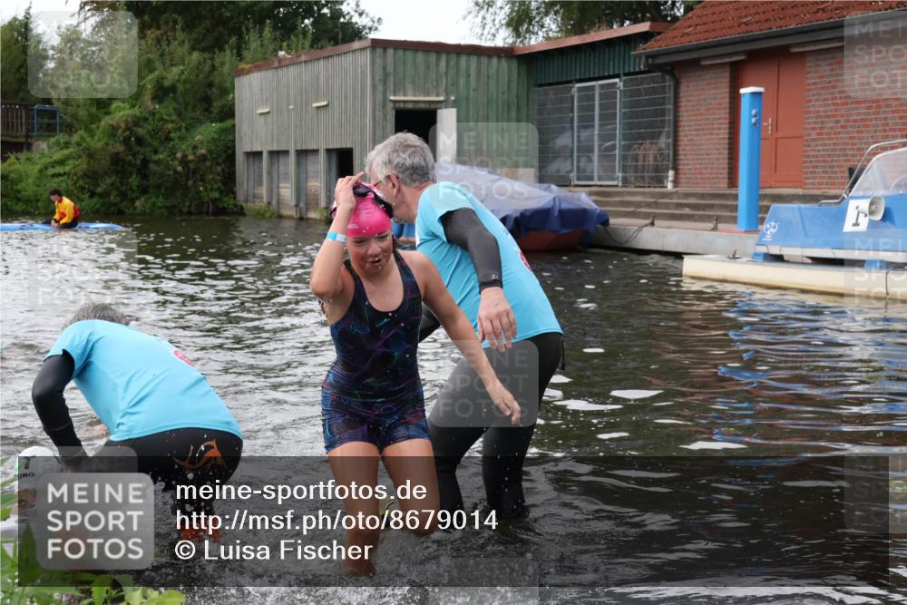 31.08.2025 - Elbe Triathlon Hamburg Luisa Fischer http://msf.ph/oto/8679014 31.08.2025 12:34:36 Schwimmen 1670, 1674, 1683, 1685 meine-sportfotos.de