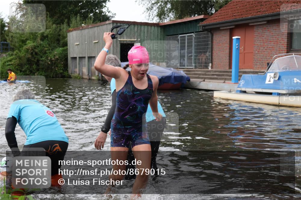 31.08.2025 - Elbe Triathlon Hamburg Luisa Fischer http://msf.ph/oto/8679015 31.08.2025 12:34:36 Schwimmen 1670, 1674, 1683, 1685 meine-sportfotos.de