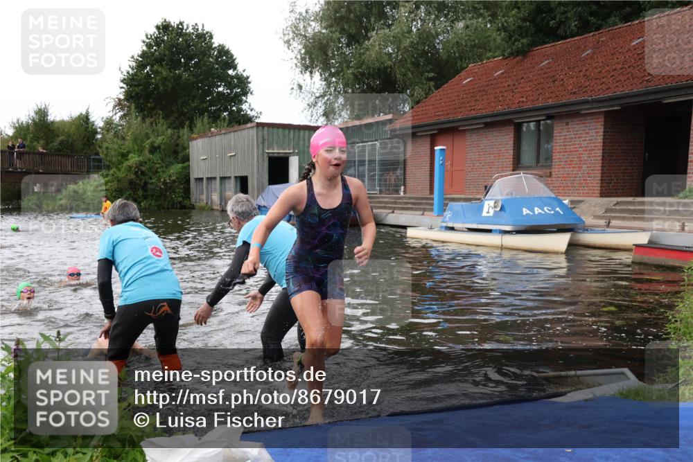 31.08.2025 - Elbe Triathlon Hamburg Luisa Fischer http://msf.ph/oto/8679017 31.08.2025 12:34:36 Schwimmen 1670, 1674, 1683, 1685 meine-sportfotos.de