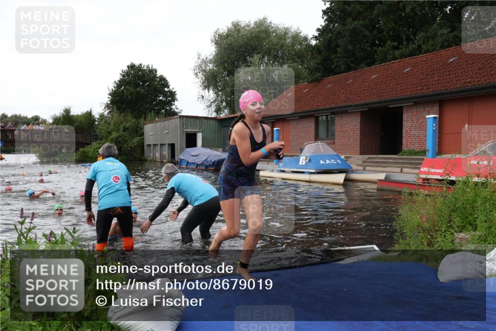 31.08.2025 - Elbe Triathlon Hamburg Luisa Fischer http://msf.ph/oto/8679019 31.08.2025 12:34:37 Schwimmen 1670, 1674, 1683, 1685 meine-sportfotos.de
