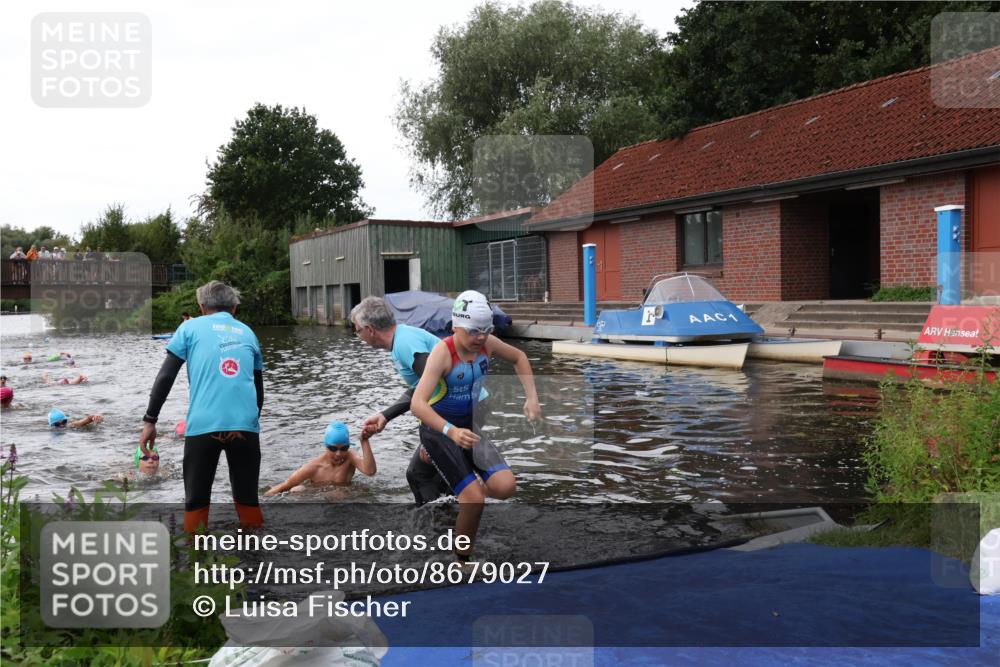 31.08.2025 - Elbe Triathlon Hamburg Luisa Fischer http://msf.ph/oto/8679027 31.08.2025 12:34:39 Schwimmen 1669, 1670, 1674, 1683, 1685, 1695 meine-sportfotos.de