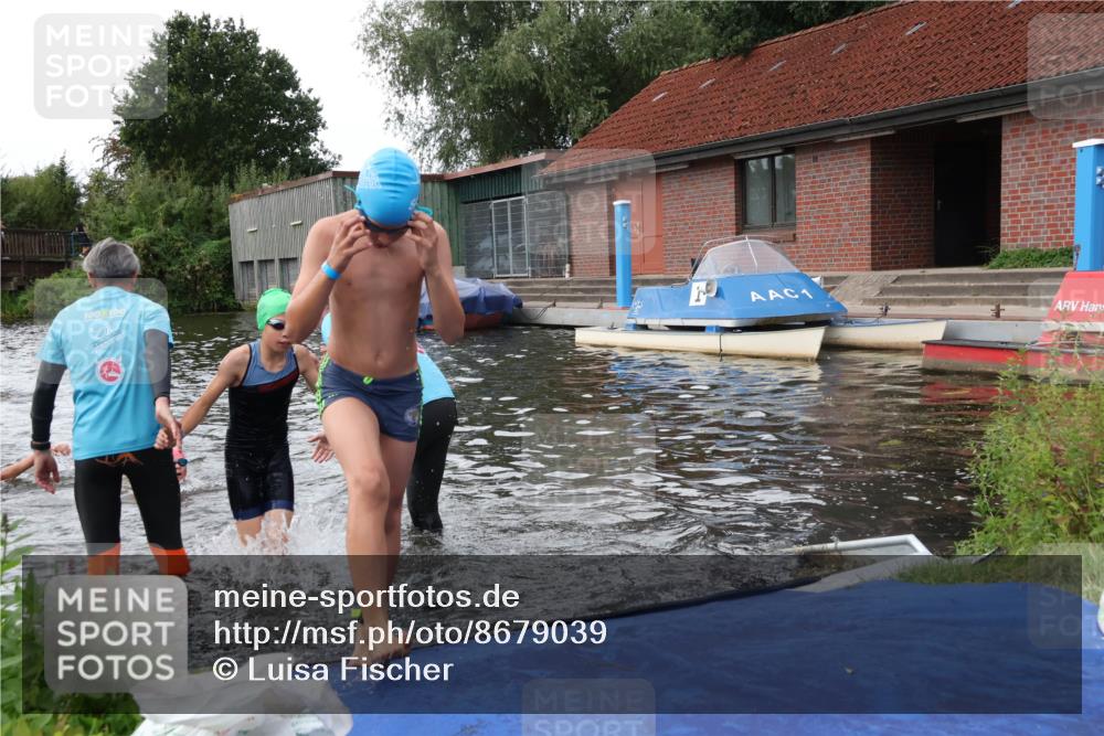 31.08.2025 - Elbe Triathlon Hamburg Luisa Fischer http://msf.ph/oto/8679039 31.08.2025 12:34:42 Schwimmen 1669, 1670, 1674, 1683, 1695 meine-sportfotos.de