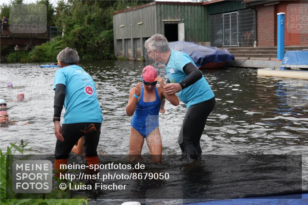 31.08.2025 - Elbe Triathlon Hamburg Luisa Fischer http://msf.ph/oto/8679050 31.08.2025 12:34:45 Schwimmen 1669, 1670, 1683, 1684, 1686, 1695 meine-sportfotos.de