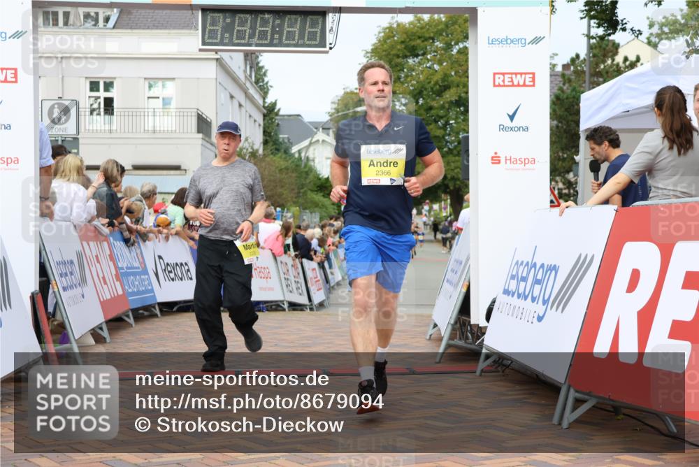 31.08.2025 - 21. Blankeneser Heldenlauf Strokosch-Dieckow http://msf.ph/oto/8679094 31.08.2025 10:25:42 Ziel 2410, 2742, 2366, 2235, 2726 meine-sportfotos.de