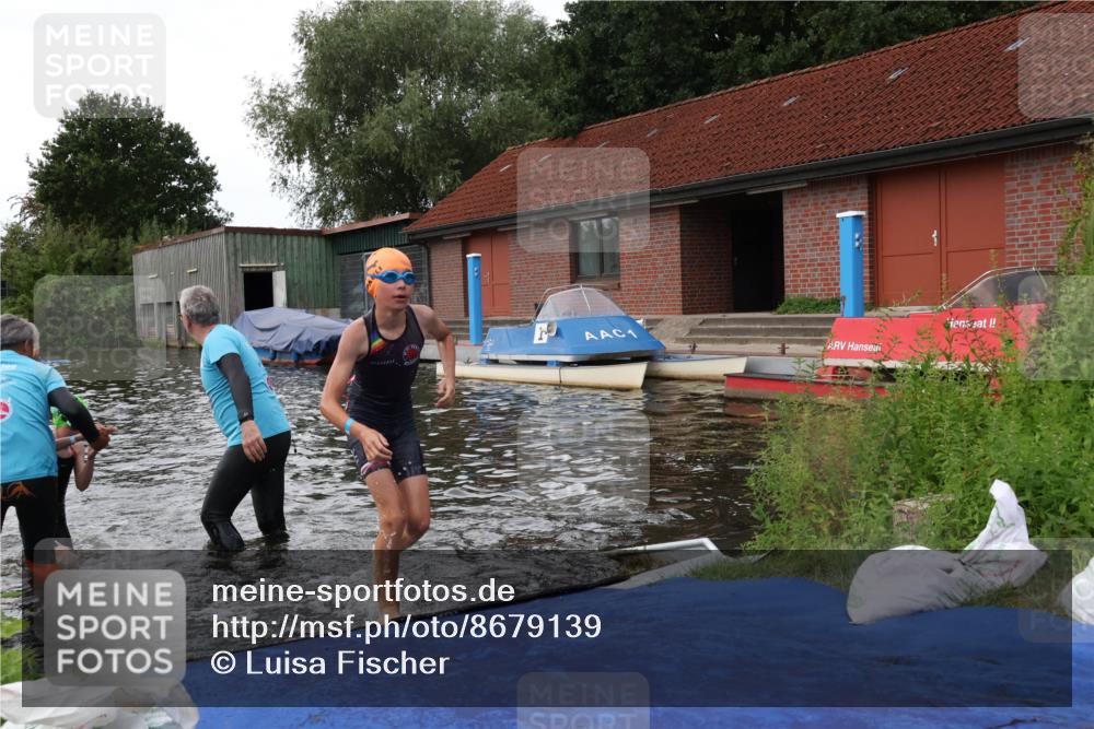 31.08.2025 - Elbe Triathlon Hamburg Luisa Fischer http://msf.ph/oto/8679139 31.08.2025 12:35:10 Schwimmen 1672, 1678, 1688, 1693 meine-sportfotos.de