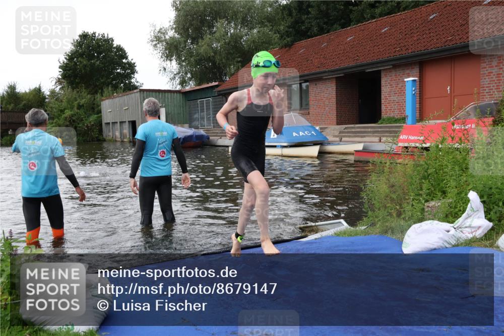 31.08.2025 - Elbe Triathlon Hamburg Luisa Fischer http://msf.ph/oto/8679147 31.08.2025 12:35:13 Schwimmen 1672, 1678, 1693 meine-sportfotos.de