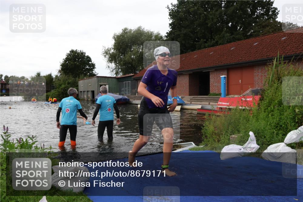 31.08.2025 - Elbe Triathlon Hamburg Luisa Fischer http://msf.ph/oto/8679171 31.08.2025 12:35:29 Schwimmen 1667, 1694 meine-sportfotos.de