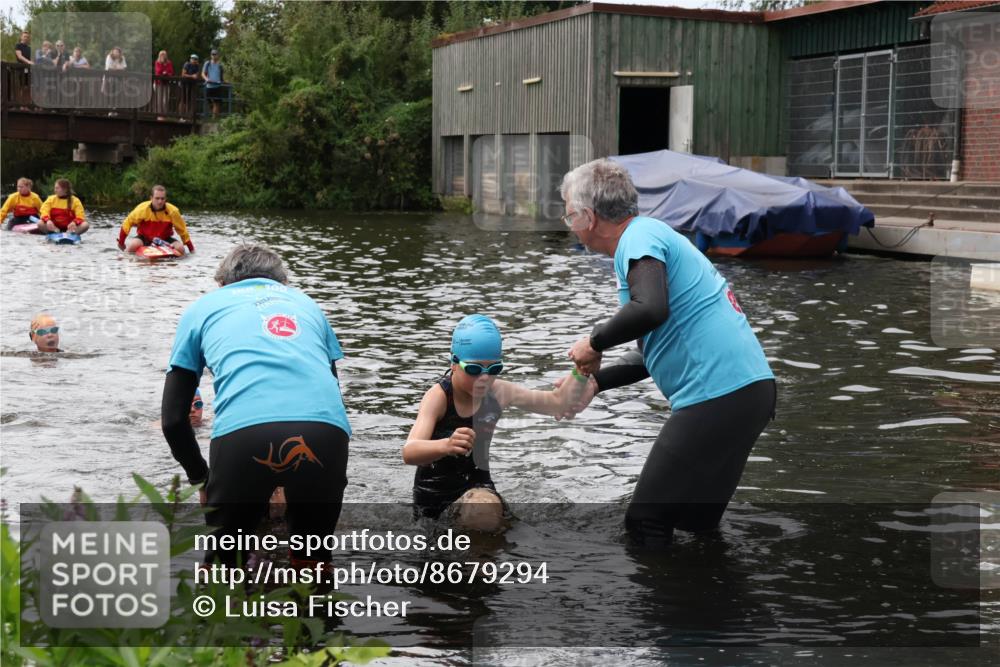 31.08.2025 - Elbe Triathlon Hamburg Luisa Fischer http://msf.ph/oto/8679294 31.08.2025 12:47:02 Schwimmen 1703, 1722, 1723 meine-sportfotos.de