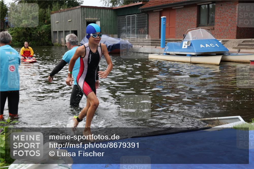 31.08.2025 - Elbe Triathlon Hamburg Luisa Fischer http://msf.ph/oto/8679391 31.08.2025 12:47:30 Schwimmen 1704, 1715, 1721 meine-sportfotos.de