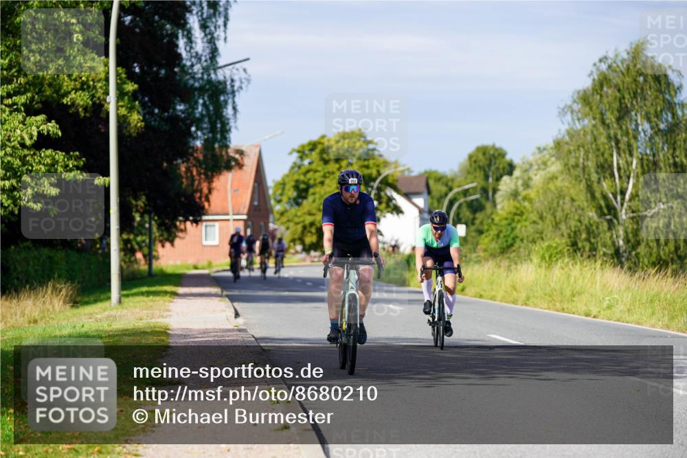 31.08.2025 - Elbe Triathlon Hamburg Michael Burmester http://msf.ph/oto/8680210 31.08.2025 10:42:21 Radfahren 992, 993 meine-sportfotos.de