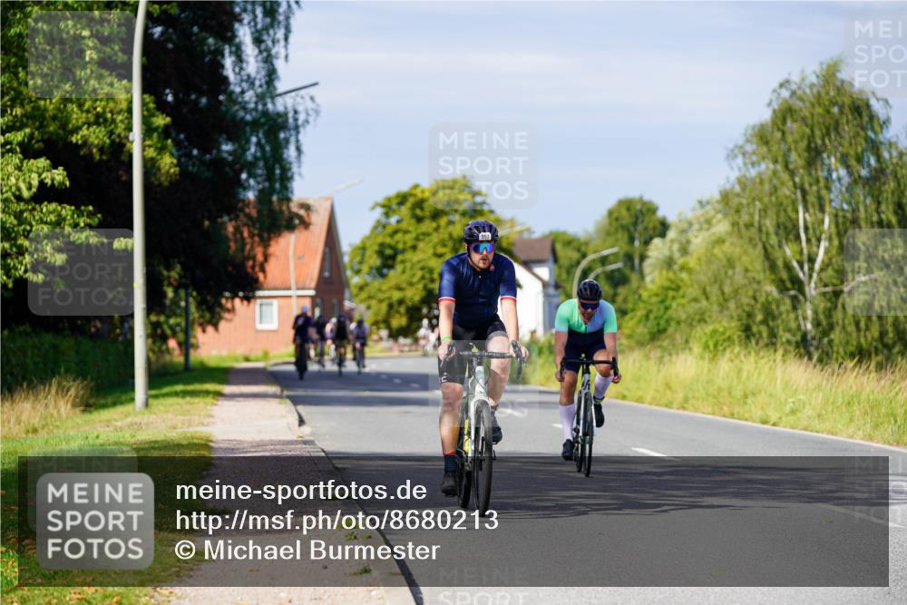31.08.2025 - Elbe Triathlon Hamburg Michael Burmester http://msf.ph/oto/8680213 31.08.2025 10:42:21 Radfahren 992, 993 meine-sportfotos.de