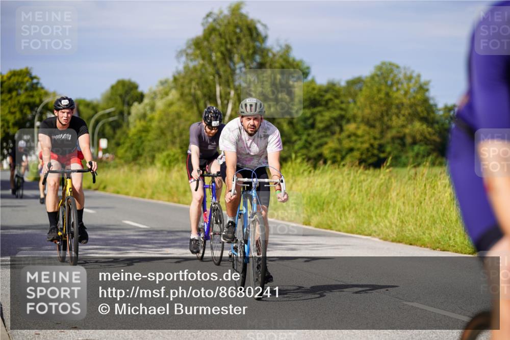 31.08.2025 - Elbe Triathlon Hamburg Michael Burmester http://msf.ph/oto/8680241 31.08.2025 10:42:30 Radfahren 954, 973, 1008, 1026, 1055, 1160, 1303, 1321, 1323 meine-sportfotos.de