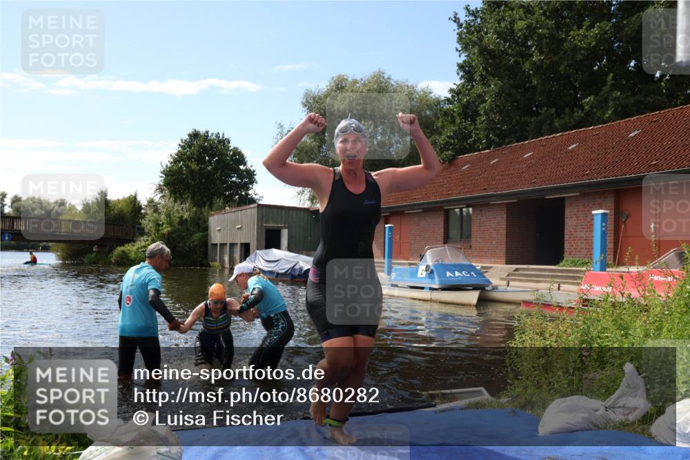 31.08.2025 - Elbe Triathlon Hamburg Luisa Fischer http://msf.ph/oto/8680282 31.08.2025 14:37:17 Schwimmen  meine-sportfotos.de