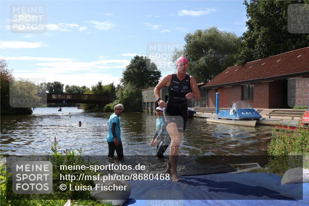 31.08.2025 - Elbe Triathlon Hamburg Luisa Fischer http://msf.ph/oto/8680468 31.08.2025 14:42:10 Schwimmen  meine-sportfotos.de