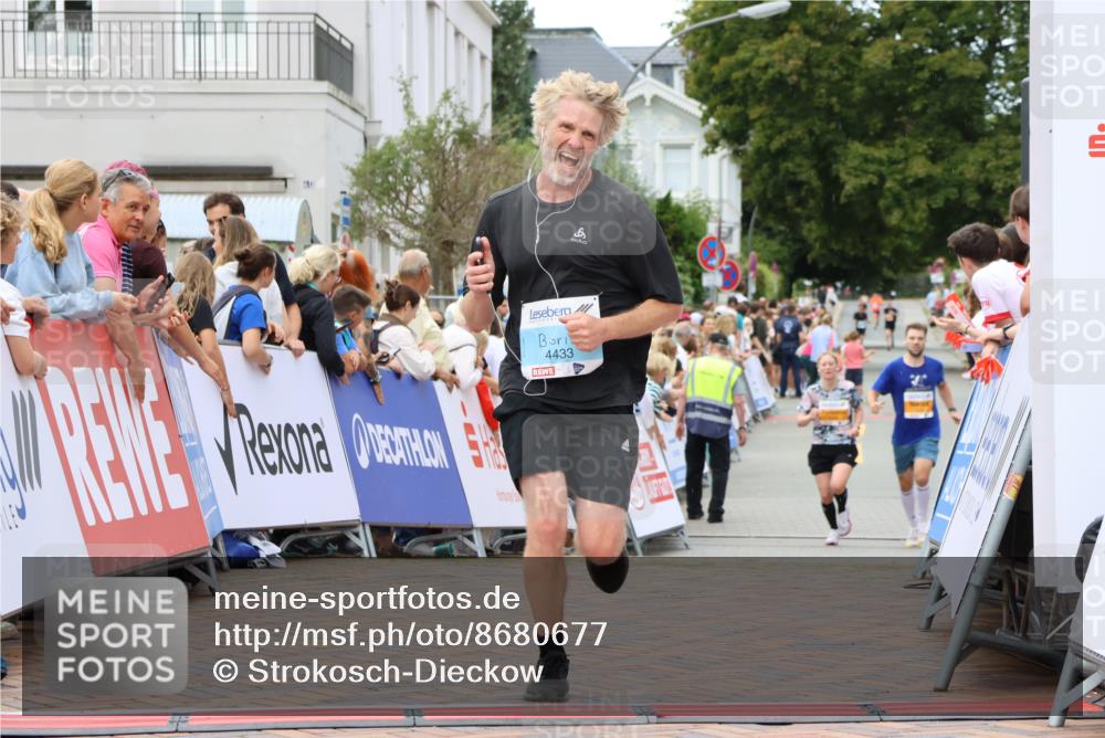 31.08.2025 - 21. Blankeneser Heldenlauf Strokosch-Dieckow http://msf.ph/oto/8680677 31.08.2025 12:07:27 Ziel 4430, 4433 meine-sportfotos.de