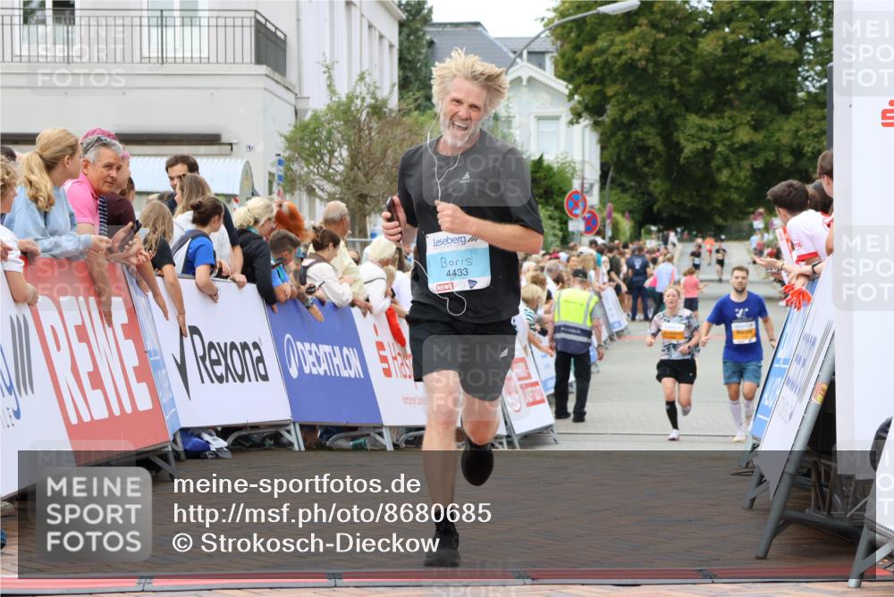 31.08.2025 - 21. Blankeneser Heldenlauf Strokosch-Dieckow http://msf.ph/oto/8680685 31.08.2025 12:07:27 Ziel 4430, 4433 meine-sportfotos.de