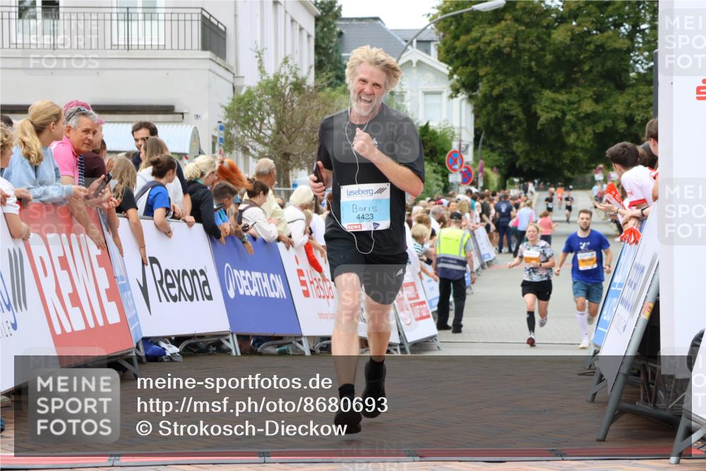31.08.2025 - 21. Blankeneser Heldenlauf Strokosch-Dieckow http://msf.ph/oto/8680693 31.08.2025 12:07:27 Ziel 4430, 4433 meine-sportfotos.de