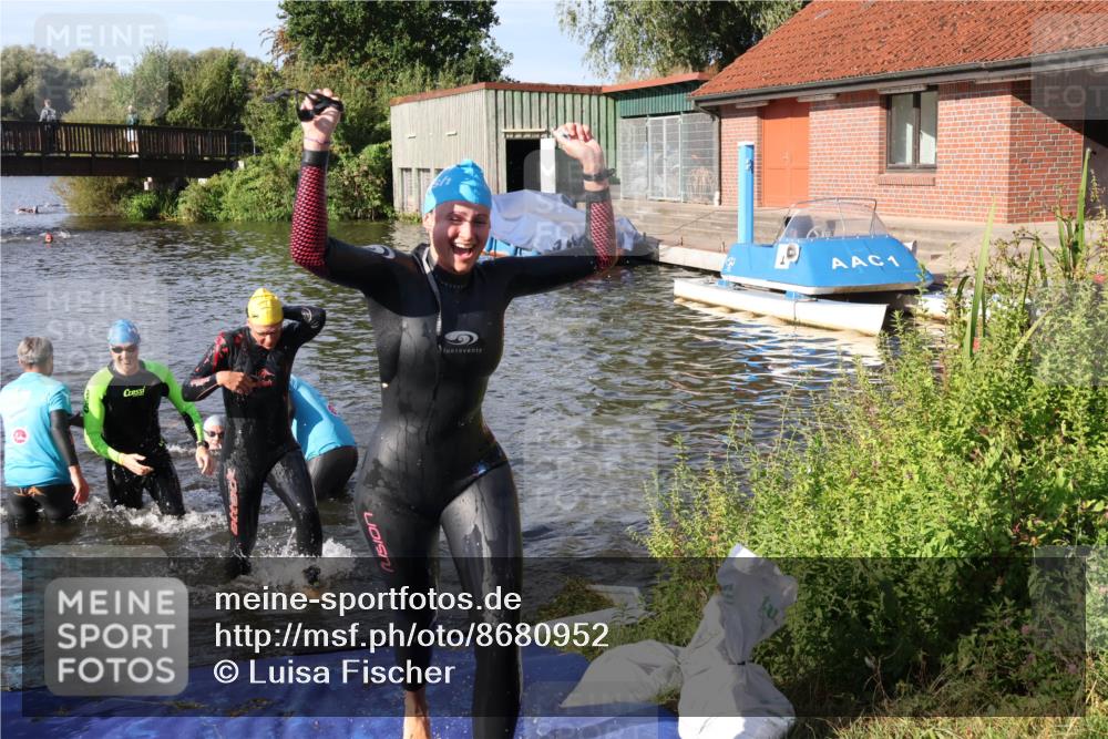31.08.2025 - Elbe Triathlon Hamburg Luisa Fischer http://msf.ph/oto/8680952 31.08.2025 09:27:38 Schwimmen 698, 785, 795, 887, 918 meine-sportfotos.de