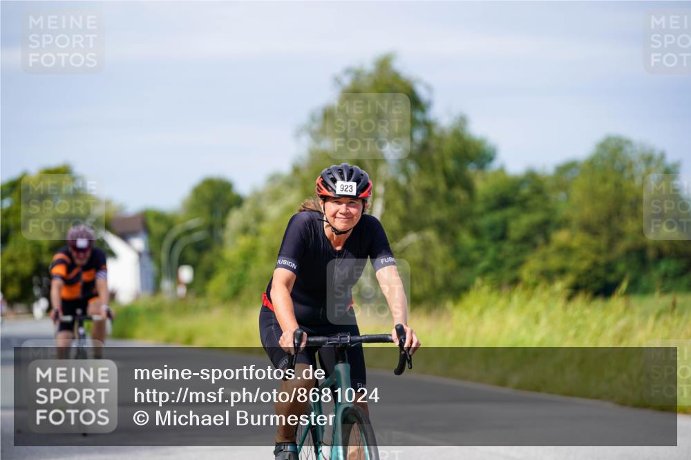 31.08.2025 - Elbe Triathlon Hamburg Michael Burmester http://msf.ph/oto/8681024 31.08.2025 10:54:19 Radfahren 923, 1178, 1388, 1422, 1425 meine-sportfotos.de