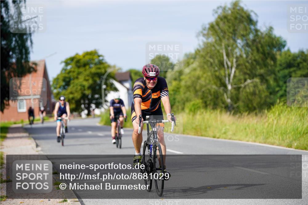 31.08.2025 - Elbe Triathlon Hamburg Michael Burmester http://msf.ph/oto/8681029 31.08.2025 10:54:20 Radfahren 923, 1178, 1388, 1422, 1425 meine-sportfotos.de