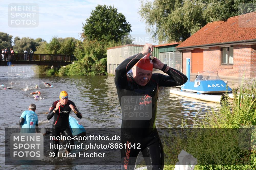 31.08.2025 - Elbe Triathlon Hamburg Luisa Fischer http://msf.ph/oto/8681042 31.08.2025 09:28:39 Schwimmen 692, 722, 771 meine-sportfotos.de