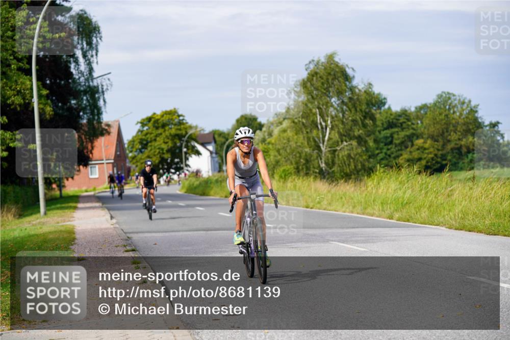 31.08.2025 - Elbe Triathlon Hamburg Michael Burmester http://msf.ph/oto/8681139 31.08.2025 10:54:54 Radfahren 1380, 1382, 1393 meine-sportfotos.de