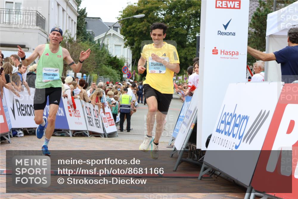 31.08.2025 - 21. Blankeneser Heldenlauf Strokosch-Dieckow http://msf.ph/oto/8681166 31.08.2025 12:06:43 Ziel 4299, 4389, 4026 meine-sportfotos.de