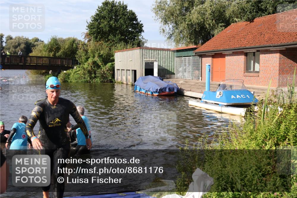 31.08.2025 - Elbe Triathlon Hamburg Luisa Fischer http://msf.ph/oto/8681176 31.08.2025 09:30:02 Schwimmen 665, 811, 888, 916 meine-sportfotos.de