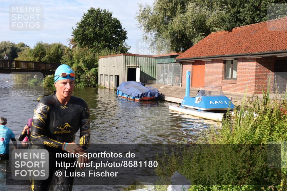 31.08.2025 - Elbe Triathlon Hamburg Luisa Fischer http://msf.ph/oto/8681180 31.08.2025 09:30:03 Schwimmen 665, 811, 888, 916 meine-sportfotos.de
