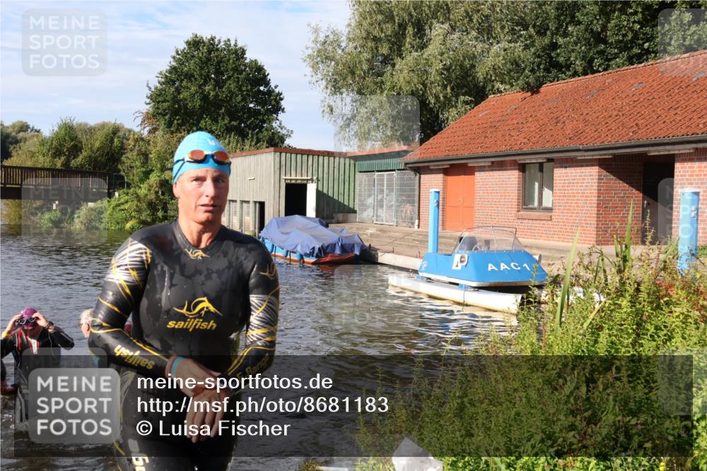 31.08.2025 - Elbe Triathlon Hamburg Luisa Fischer http://msf.ph/oto/8681183 31.08.2025 09:30:04 Schwimmen 665, 811, 888, 916 meine-sportfotos.de