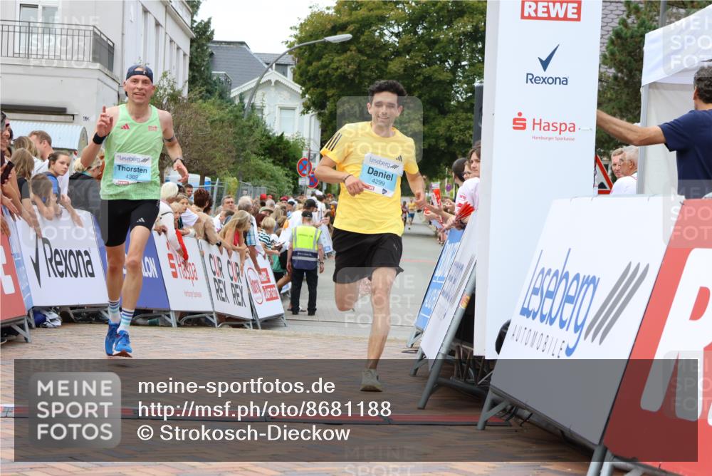 31.08.2025 - 21. Blankeneser Heldenlauf Strokosch-Dieckow http://msf.ph/oto/8681188 31.08.2025 12:06:43 Ziel 4299, 4389, 4026 meine-sportfotos.de