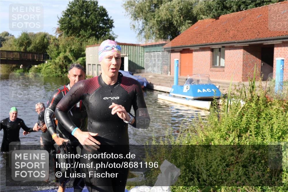 31.08.2025 - Elbe Triathlon Hamburg Luisa Fischer http://msf.ph/oto/8681196 31.08.2025 09:30:08 Schwimmen 665, 760, 811, 888 meine-sportfotos.de
