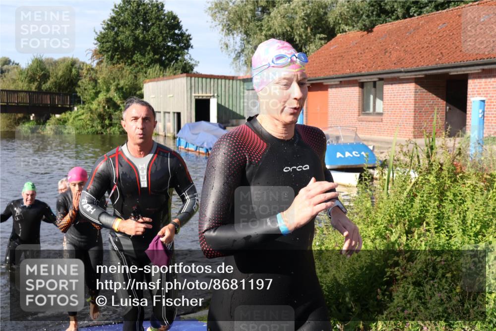 31.08.2025 - Elbe Triathlon Hamburg Luisa Fischer http://msf.ph/oto/8681197 31.08.2025 09:30:08 Schwimmen 665, 760, 811, 888 meine-sportfotos.de