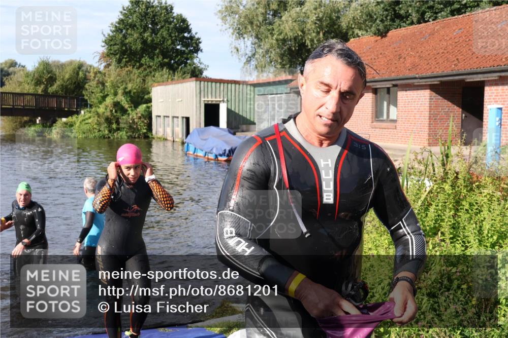 31.08.2025 - Elbe Triathlon Hamburg Luisa Fischer http://msf.ph/oto/8681201 31.08.2025 09:30:09 Schwimmen 665, 760, 811, 888 meine-sportfotos.de