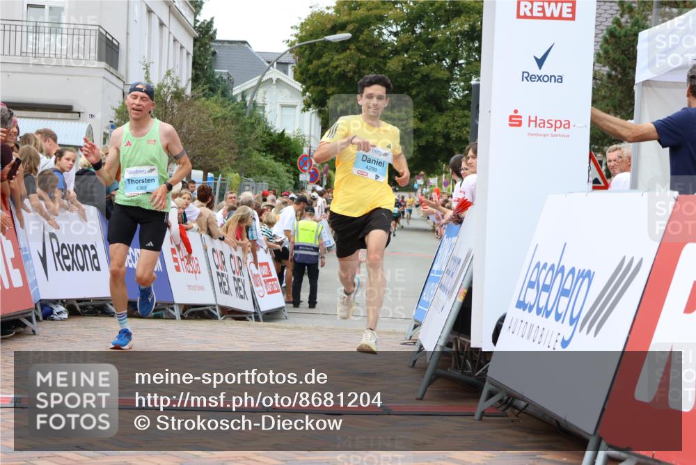 31.08.2025 - 21. Blankeneser Heldenlauf Strokosch-Dieckow http://msf.ph/oto/8681204 31.08.2025 12:06:43 Ziel 4299, 4389, 4026 meine-sportfotos.de