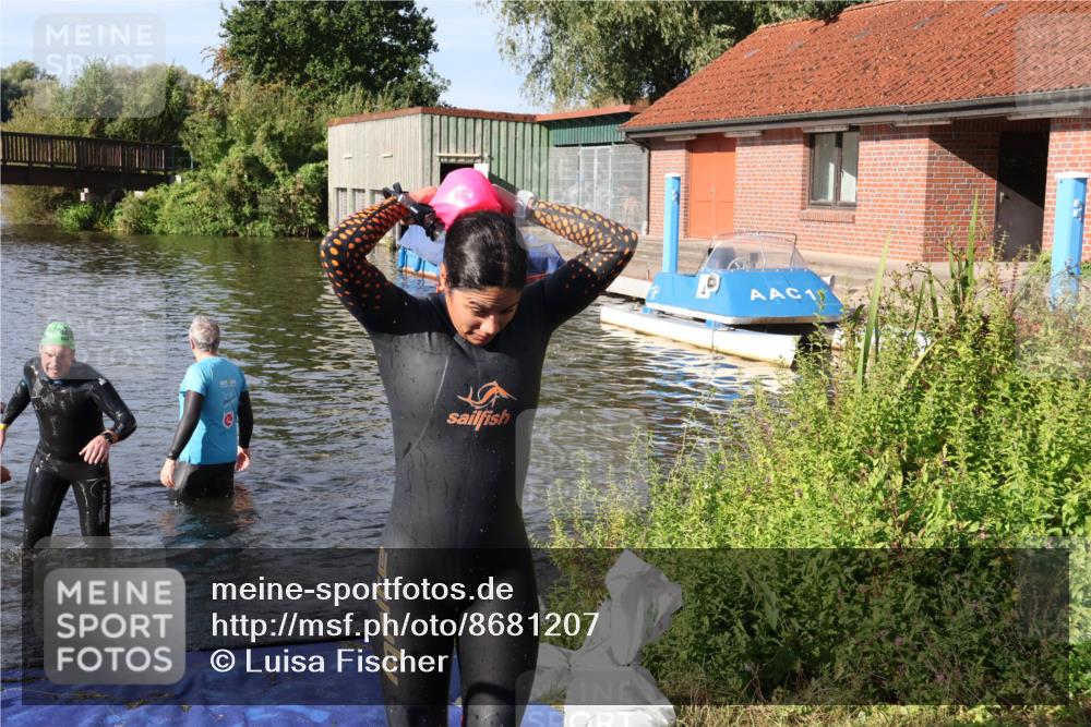 31.08.2025 - Elbe Triathlon Hamburg Luisa Fischer http://msf.ph/oto/8681207 31.08.2025 09:30:10 Schwimmen 665, 760, 811, 888 meine-sportfotos.de