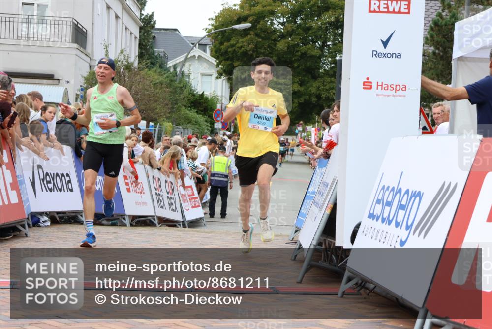 31.08.2025 - 21. Blankeneser Heldenlauf Strokosch-Dieckow http://msf.ph/oto/8681211 31.08.2025 12:06:43 Ziel 4299, 4389, 4026 meine-sportfotos.de