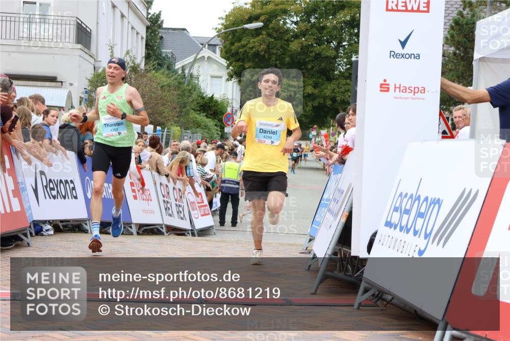 31.08.2025 - 21. Blankeneser Heldenlauf Strokosch-Dieckow http://msf.ph/oto/8681219 31.08.2025 12:06:43 Ziel 4299, 4389, 4026 meine-sportfotos.de