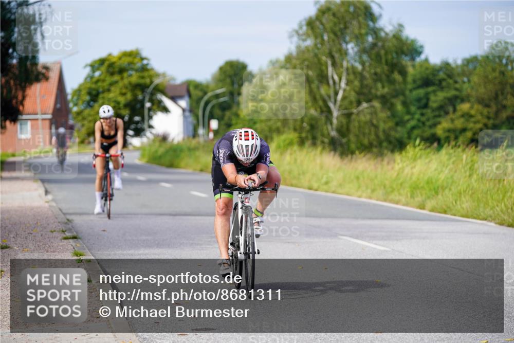 31.08.2025 - Elbe Triathlon Hamburg Michael Burmester http://msf.ph/oto/8681311 31.08.2025 10:55:52 Radfahren 877, 1298, 1400, 1443 meine-sportfotos.de
