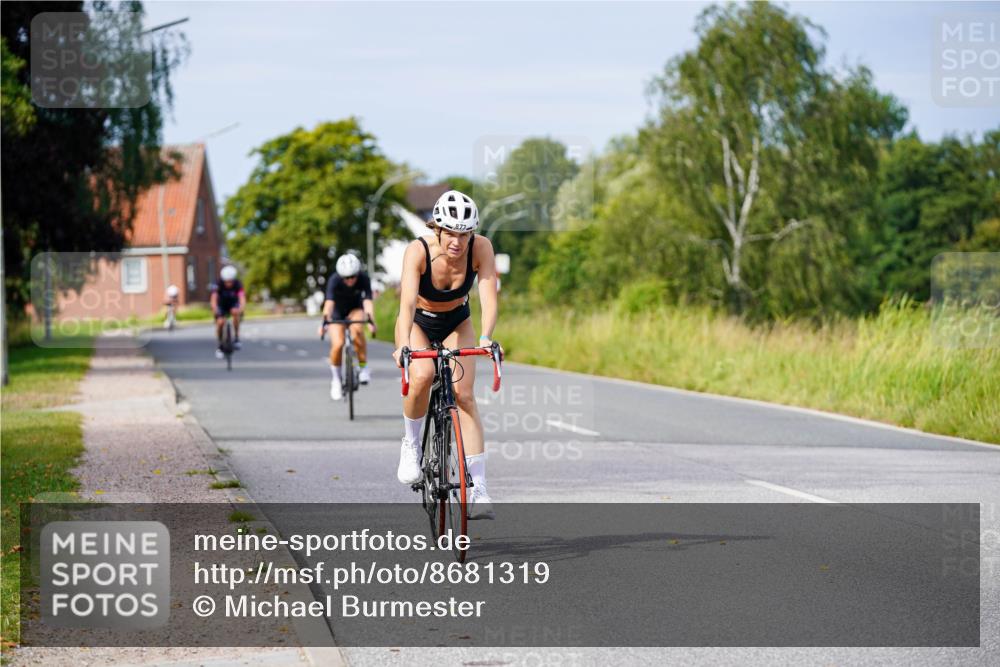 31.08.2025 - Elbe Triathlon Hamburg Michael Burmester http://msf.ph/oto/8681319 31.08.2025 10:55:54 Radfahren 877, 1298, 1400, 1443, 1476 meine-sportfotos.de