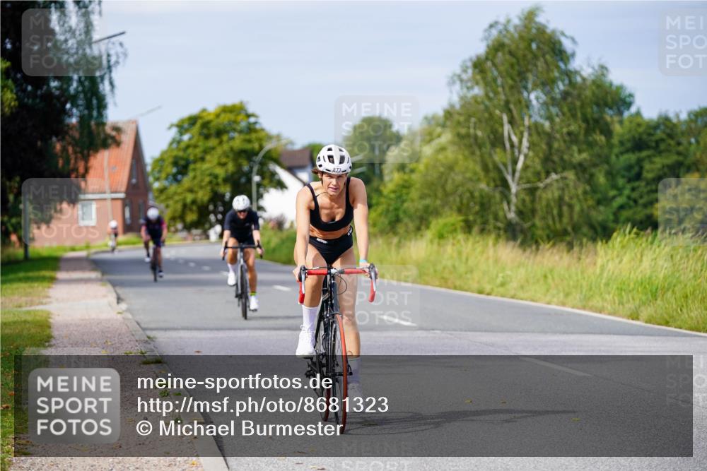 31.08.2025 - Elbe Triathlon Hamburg Michael Burmester http://msf.ph/oto/8681323 31.08.2025 10:55:54 Radfahren 877, 1298, 1400, 1443, 1476 meine-sportfotos.de