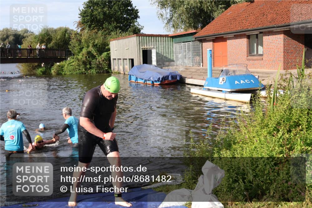 31.08.2025 - Elbe Triathlon Hamburg Luisa Fischer http://msf.ph/oto/8681482 31.08.2025 09:33:13 Schwimmen 594, 749, 792 meine-sportfotos.de