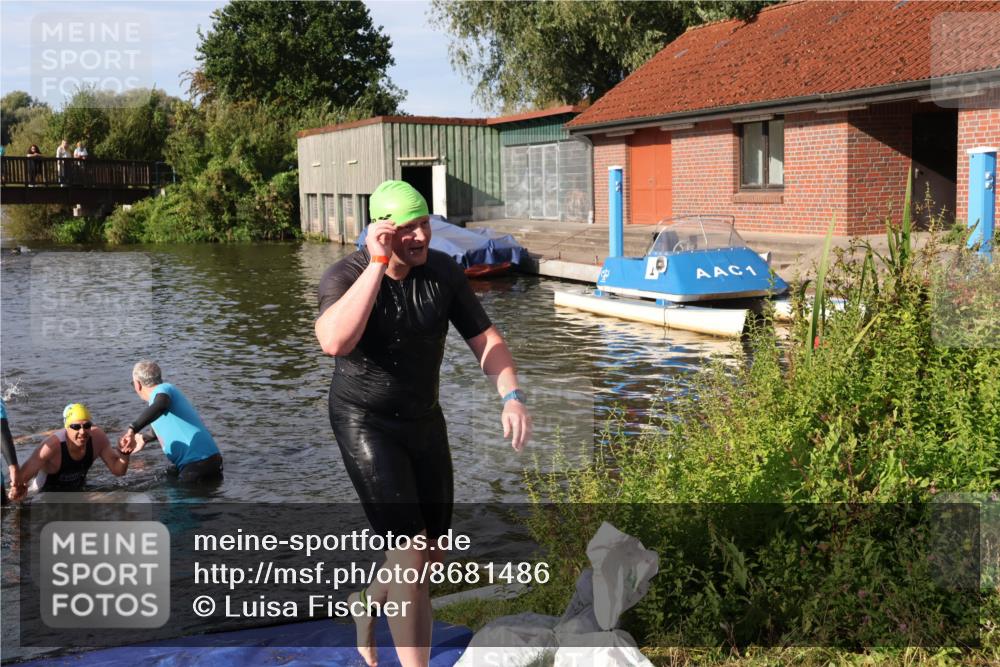 31.08.2025 - Elbe Triathlon Hamburg Luisa Fischer http://msf.ph/oto/8681486 31.08.2025 09:33:14 Schwimmen 594, 749, 792 meine-sportfotos.de