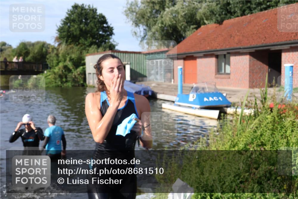 31.08.2025 - Elbe Triathlon Hamburg Luisa Fischer http://msf.ph/oto/8681510 31.08.2025 09:33:23 Schwimmen 749, 792, 881 meine-sportfotos.de