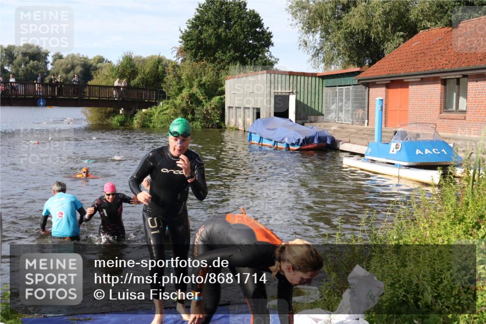 31.08.2025 - Elbe Triathlon Hamburg Luisa Fischer http://msf.ph/oto/8681714 31.08.2025 09:34:45 Schwimmen 675, 850, 902, 912 meine-sportfotos.de