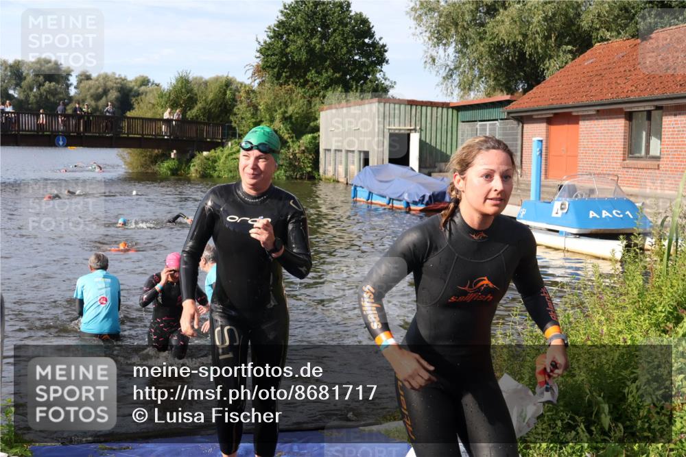 31.08.2025 - Elbe Triathlon Hamburg Luisa Fischer http://msf.ph/oto/8681717 31.08.2025 09:34:46 Schwimmen 675, 850, 902, 912 meine-sportfotos.de