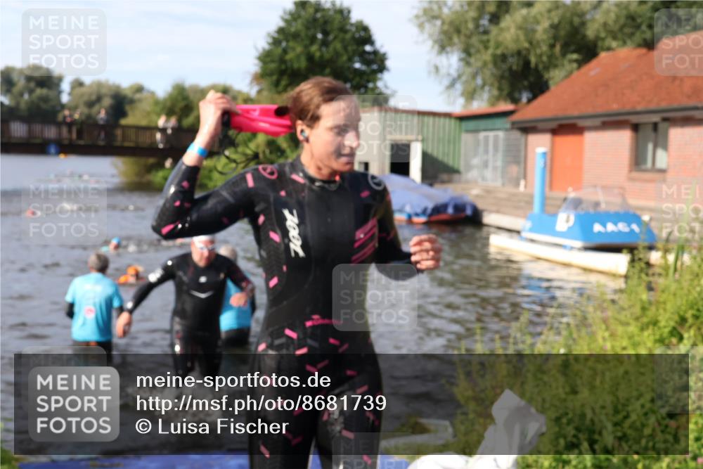 31.08.2025 - Elbe Triathlon Hamburg Luisa Fischer http://msf.ph/oto/8681739 31.08.2025 09:34:50 Schwimmen 675, 902, 912 meine-sportfotos.de