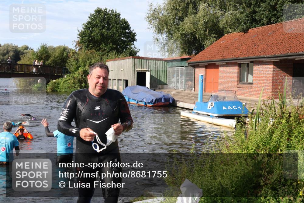 31.08.2025 - Elbe Triathlon Hamburg Luisa Fischer http://msf.ph/oto/8681755 31.08.2025 09:34:53 Schwimmen 675, 863, 912 meine-sportfotos.de