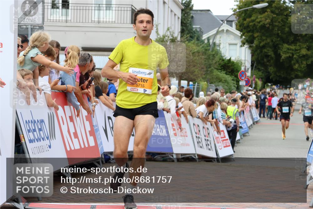 31.08.2025 - 21. Blankeneser Heldenlauf Strokosch-Dieckow http://msf.ph/oto/8681757 31.08.2025 12:06:04 Ziel 5715, 4162, 4002 meine-sportfotos.de