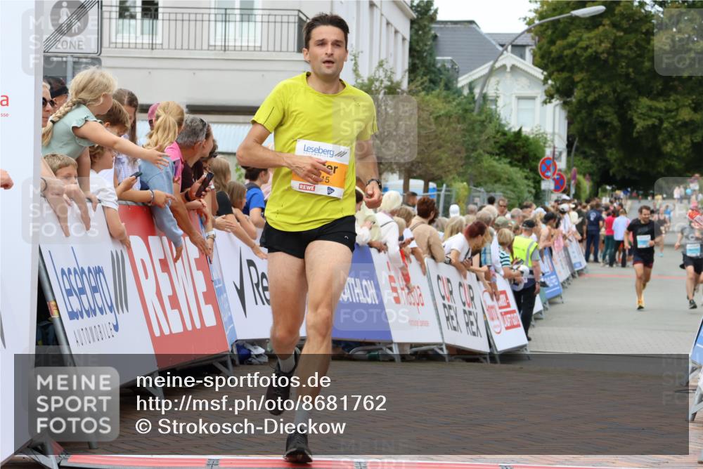 31.08.2025 - 21. Blankeneser Heldenlauf Strokosch-Dieckow http://msf.ph/oto/8681762 31.08.2025 12:06:04 Ziel 5715, 4162, 4002 meine-sportfotos.de